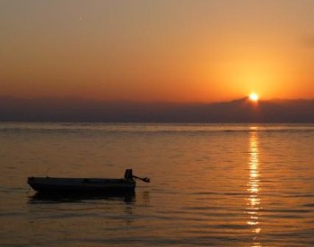 Sinai: Sonnenaufgang am Meer über Saudi-Arabien